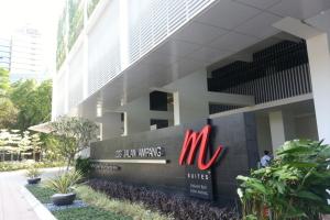 M Suites Jalan Ampang by Plush في كوالالمبور: مبنى mbg أمامه علامة
