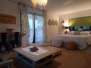 ein Schlafzimmer mit einem Bett und einem Tisch in einem Zimmer in der Unterkunft Mamy Cherie in Rodrigues Island