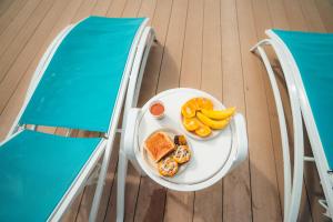 einen Teller mit Bananen und Brot auf einem Stuhl in der Unterkunft Holiday Inn Express Waikiki, an IHG Hotel in Honolulu