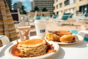 uma mesa com dois pratos de comida para o pequeno almoço em Holiday Inn Express Waikiki, an IHG Hotel em Honolulu