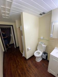 A bathroom at Belles Sea Inn