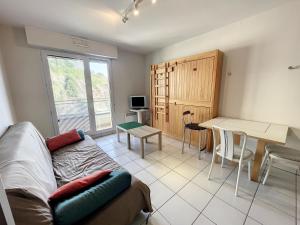 ein Wohnzimmer mit einem Sofa und einem Tisch in der Unterkunft Appartement Granville, 2 pièces, 2 personnes - FR-1-361-440 in Granville