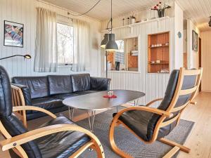 Kuchyň nebo kuchyňský kout v ubytování Holiday home Aakirkeby XXIV