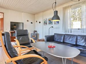 TV a/nebo společenská místnost v ubytování Holiday home Aakirkeby XXIV