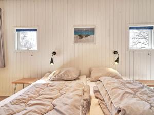 Postel nebo postele na pokoji v ubytování Holiday home Aakirkeby XXIV
