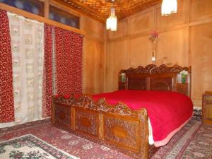 A bed or beds in a room at Houseboat Moon of Kashmir