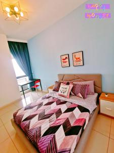 een slaapkamer met een bed met een kleurrijke quilt bij Legoland-Happy Wonder Suite,Elysia-8pax,100MBS in Nusajaya