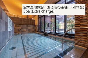 東京にあるアワーズイン阪急の建物内のスイミングプール +37枚の写真
