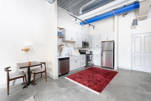 Kuchyň nebo kuchyňský kout v ubytování Charming 1BR Near Fiserv with Rooftop, Gym, and Parking