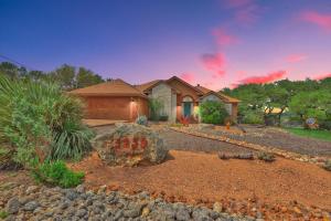una casa con un giardino paesaggistico con una roccia di Hill Country Vibe a Canyon Lake