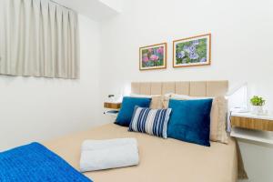 Uma cama ou camas num quarto em RELAX EM COPACABANA, NOVO QUARTO E SALA, 150 MT da PRAIA, WI FI 350 MB, COZINHA E AR