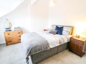 1 dormitorio con 1 cama, vestidor de madera y 1 cama sidx sidx sidx sidx en Number 91, en Belfast