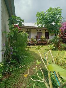 a garden in front of a house at Tiu Kelep Homestay in Senaru