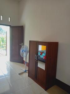 A television and/or entertainment center at Tiu Kelep Homestay