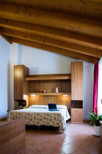 1 dormitorio con 1 cama con ordenador portátil en Agriturismo Da Merlo, en Trivignano