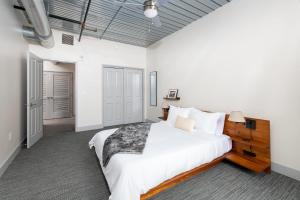 Katil atau katil-katil dalam bilik di Modern 1BR Close to Fiserv with Parking