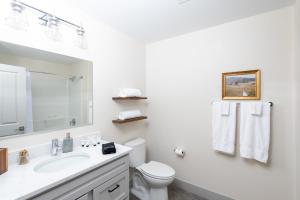 Bilik mandi di Modern 1BR Close to Fiserv with Parking +18 gambar