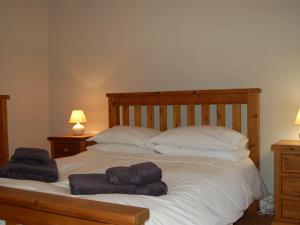 een slaapkamer met een bed met twee handdoeken erop bij Nestling in a beautiful setting on the edge of the Forest of Tronçais in Couleuvre