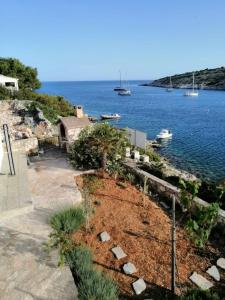 - une vue sur une grande étendue d'eau avec des bateaux dans l'établissement Holiday home Dragi - right next to the beach, à Žirje