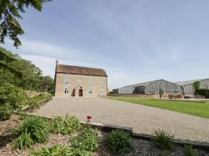 a large brick building with a large driveway at Lea Farm House in Kidderminster