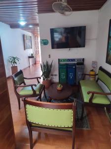 TV a/nebo společenská místnost v ubytování HOTEL SAN ADOLFO