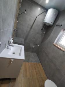 a bathroom with a sink and a shower at Domki Swornegacie - Sielsko Anielsko in Swornegacie 