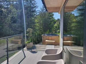 Balkon lub taras w obiekcie Czarne Wierchy jacuzzi - Luxury Chalets Kościelisko
