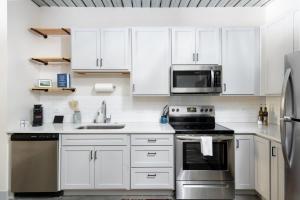 Kuchyň nebo kuchyňský kout v ubytování Cozy Double Queen Apartment Close to Fiserv with Parking