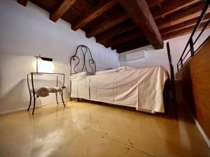 a bedroom with a bed and a lamp in a room at La Finestra Sul Ghetto in Padova