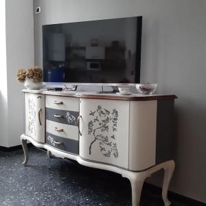 A television and/or entertainment centre at Le ortensie di Villa Vittoria nel verde a pochi minuti di auto dalle spiagge
