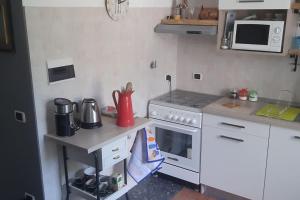 A kitchen or kitchenette at Le ortensie di Villa Vittoria nel verde a pochi minuti di auto dalle spiagge