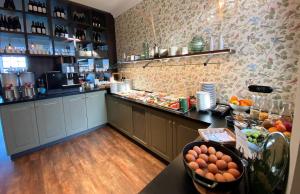 eine Küche mit einer Theke mit Eiern auf dem Tisch in der Unterkunft Villa Breeksee in Norderney