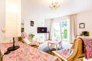 ein Schlafzimmer mit einem Bett und ein Wohnzimmer in der Unterkunft CGN Apartments - Deutzer Bruecke in Köln