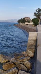 un muro di pietra accanto a un corpo d'acqua di 70 m from the sea cozy spacious studio a Melíssion