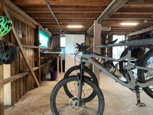 una bicicleta estacionada en un garaje con casco en Maydena Chalet, en Maydena