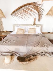 Un pat sau paturi într-o cameră la Villa Nakupenda with Pool and Ocean view
