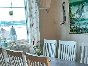 comedor con mesa, sillas y ventana en Holiday home SORTLAND II en Sortland