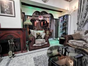 sala de estar con muebles y chimenea en Albert Suites & Apartments Entebbe, en Entebbe