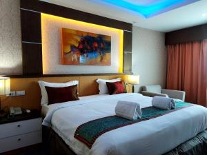 a hotel room with a large bed in a room at MBI Resort Danok in Sadao