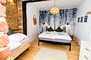 1 dormitorio con 2 camas y pared de ladrillo en Uhlpartment - im Herzen von Uelzen, en Uelzen
