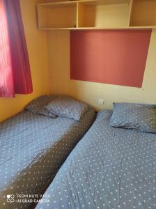 two beds sitting next to each other in a bedroom at Vue sur mer in Mers-les-Bains