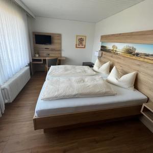 A bed or beds in a room at Hotel zur Germania