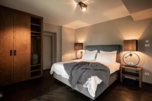ein Schlafzimmer mit einem großen Bett mit zwei Lampen in der Unterkunft Hotel Chalet Gravenstein in Dorf Tirol