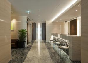 een lobby met een bar met barkrukken en een plant bij Via Inn Nagoya Shinkansen-guchi in Nagoya