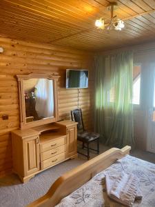 Televízia a/alebo spoločenská miestnosť v ubytovaní Guest House Arnika