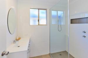 RAC Esperance Holiday Park的一间浴室