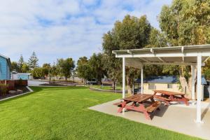 RAC Esperance Holiday Park外面的花园