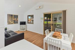 RAC Esperance Holiday Park的电视和/或娱乐中心