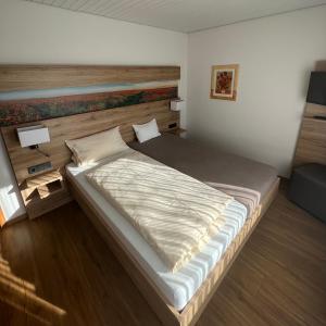 Tempat tidur dalam kamar di Hotel zur Germania
