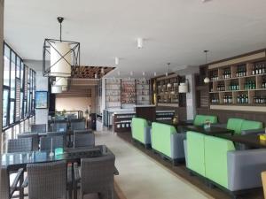Ο χώρος του lounge ή του μπαρ στο Hotel Puriwisata